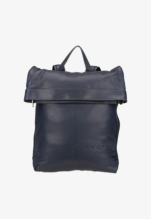 Granatowy skórzany plecak z designem na roll-top, o gładkiej fakturze, z tłoczonym logo i podwójnymi uchwytami do noszenia. Wykończenie na zamek w kolorze srebrnym.