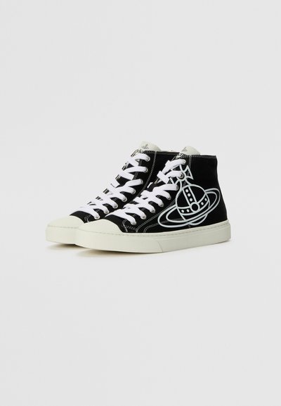 Schwarz-hochgeschnittene Leinensneaker mit weißen Schnürsenkeln, ausgestattet mit einem Grafikdesign von Saturn auf der Außenseite und einer weißen Gummisohle.