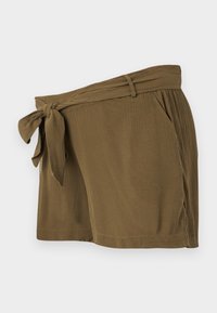 Pantalones cortos de color verde oliva con una tela texturada, que cuentan con una cinturilla atada y bolsillos laterales, diseñados con un corte relajado y a la altura de la rodilla.