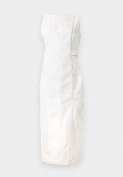 Λευκό midi φόρεμα χωρίς τιράντες με εφαρμοστή σιλουέτα και κάθετες ραφές σε ανοιχτό γκρι φόντο.