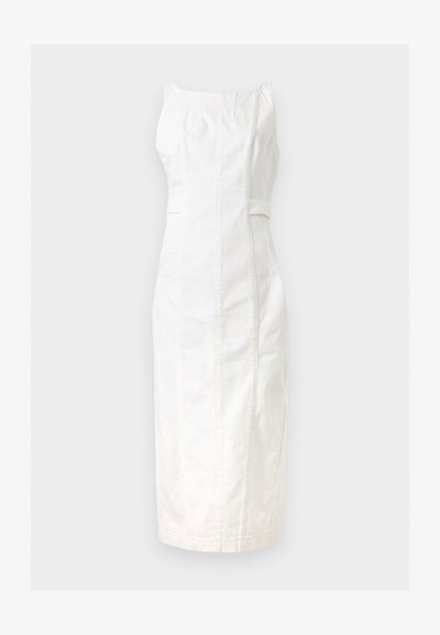 Λευκό midi φόρεμα χωρίς τιράντες με εφαρμοστή σιλουέτα και κάθετες ραφές σε ανοιχτό γκρι φόντο.
