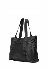 Czarna torba na ramię wykonana z wytrzymałego, gładkiego nylonu, z dwoma mocnymi uchwytami, z przednią kieszenią i minimalistycznym designem.