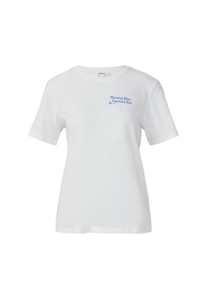 T-shirt bianco in cotone con maniche corte, colletto rotondo e testo ricamato blu "Morning Bliss Espresso Kiss" sulla parte sinistra del petto.