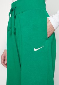 Nike Sportswear W PHNX FLC HR OS - Calças de fato de treino - malachite