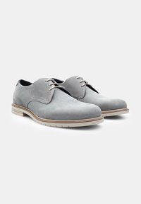 Pantofi gri din suede cu un vârf rotund, un capac din plasă texturată și talpă din cauciuc ușor. Au sistem de închidere cu șireturi și un design minimalist.