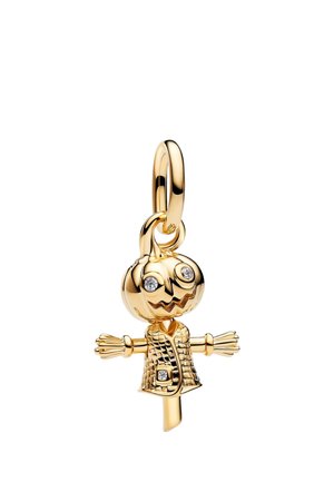 Breloque en or en forme d'épouvantail avec des yeux en diamant et des boutons, portant une veste texturée, attachée à un anneau en or.
