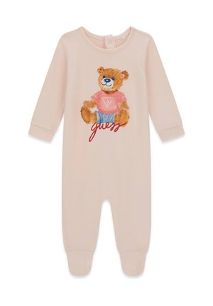 Lichtroze babyrompertje met lange mouwen en voetjes, met een teddybeer die een rood shirt en blauwe korte broek draagt, met de tekst "Guess" eronder.
