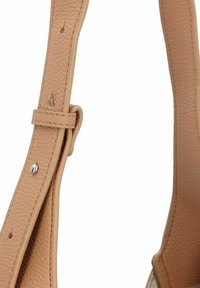 Hellbrauner Leder-Schultergurt mit strukturierter Oberfläche, ausgestattet mit einer metallenen Verstellschließe und Stichdetails entlang der Kanten.