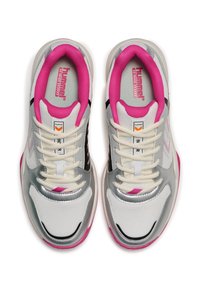 Zapatillas deportivas plateadas y blancas con detalles en rosa, parte superior de malla texturizada, punta redonda y detalles en negro contrastantes. Los cordones son blancos.