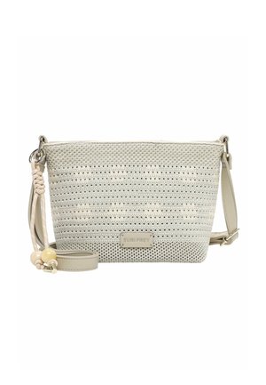 Bolso bandolera tejido color crema con correa ajustable y borla trenzada decorativa con cuentas de madera, etiqueta de la marca "SURI FREY" en el frente.