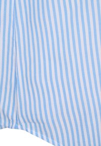 Tessuto leggero con strisce verticali alternate in azzurro chiaro e bianco, caratterizzato da una superficie liscia e da una finitura di cucitura pulita.