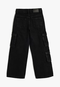 Zwarte denim cargo-broek met een wijd beenontwerp, voorzien van twee zijcargo-zakken en twee achterzakken, gemaakt van stevige katoenstof.