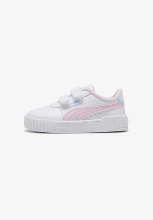 Sneaker bianca bassa con striscia Puma rosa, logo azzurro chiaro, due cinturini in velcro e suola spessa e testurizzata.