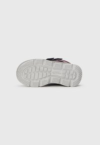 Semelle d'une sneakers pour enfants grises et violettes avec des bandes Velcro, motifs de semelle visibles et numéro de taille sur un fond blanc.