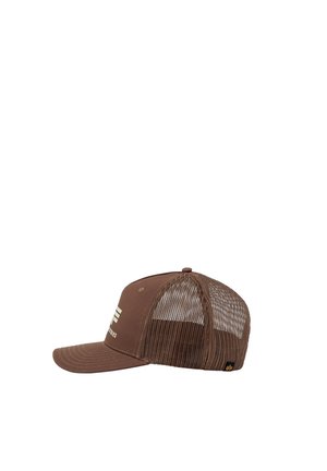 Gorra trucker marrón con paneles frontales sólidos y parte trasera de malla, con texto de logo blanco en el lado delantero izquierdo y cierre ajustable.