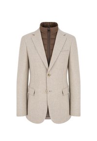 Beżowa marynarka w paski z brązową warstwą wewnętrzną zapinaną na zamek. Posiada dwie przednie kieszenie, klapę z nacięciem oraz pojedyncze zapięcie na guzik. Tkanina fakturowana.