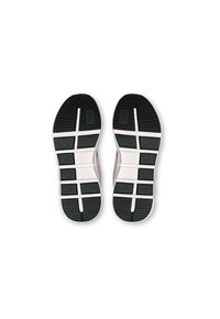 Semelle en caoutchouc noir avec un motif ; semelle intermédiaire blanche. Conçue pour l'adhérence avec divers canaux et crêtes. Forme globale de chaussure de sport moderne.