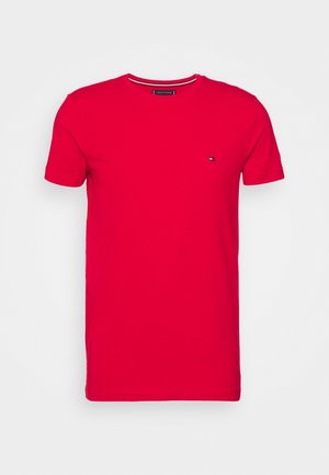 Rotes T-Shirt mit kurzem Ärmel und Rundhalsausschnitt, mit kleinem Tommy Hilfiger Logo auf der linken Brust.