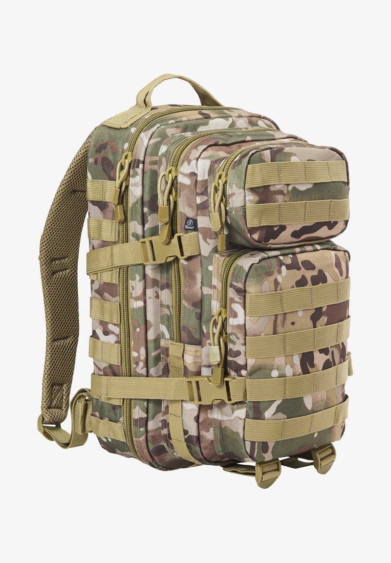 Kamuflážový batoh s několika přihrádkami, s pískovými popruhy a kováním, texturovaným síťovaným zadním panelem a zesílenými místy pro upevnění.