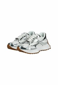 Zapatillas deportivas plateadas y blancas que cuentan con una parte superior de malla, acentos metálicos y una suela de goma texturizada con patrones de banda de rodadura visibles.