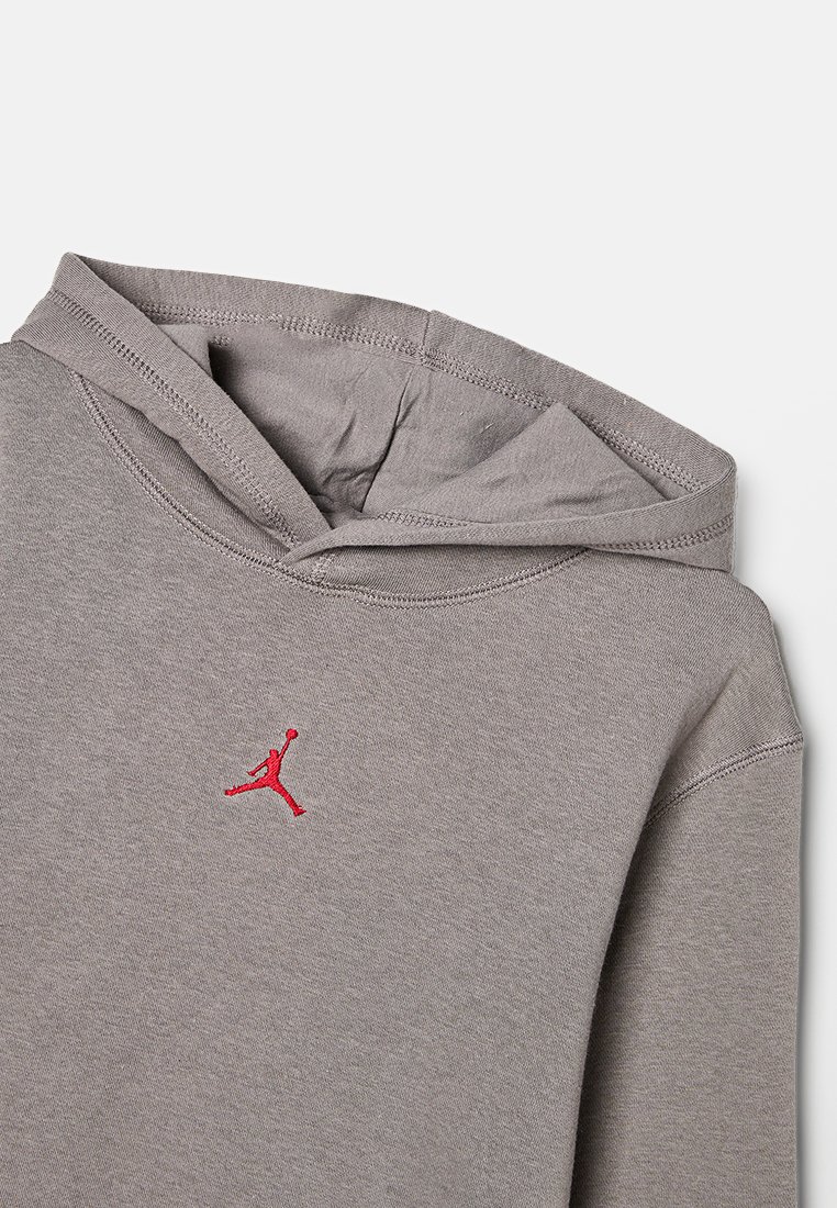 Grauem Pullover-Hoodie aus weichem Material mit einer Kängurutasche; mit einem roten gestickten Jumpman-Logo auf der Brust.