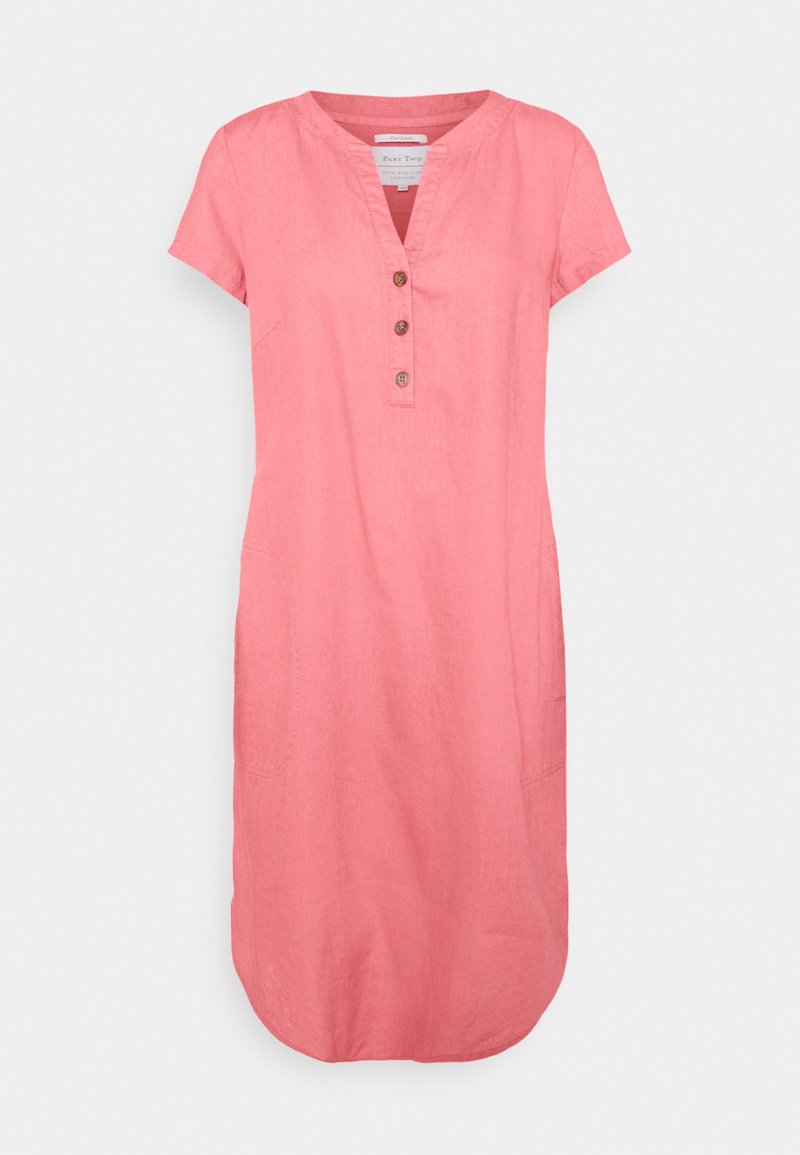 Robe rose à manches courtes, longueur genou, col en V, trois boutons sur le devant et ourlet arrondi sur fond blanc.