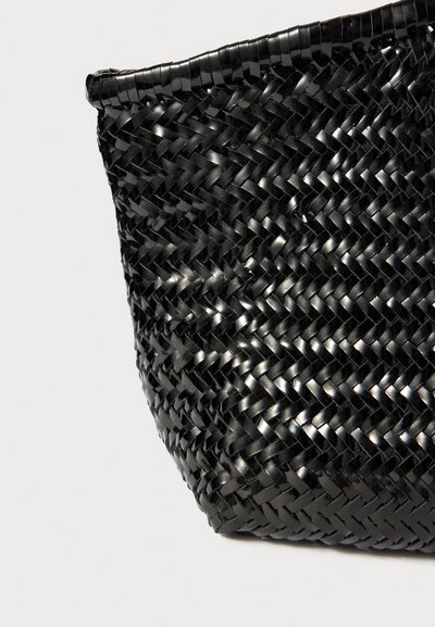 Melna austā groza soma ar teksturētu apdari. Dizains ietver sarežģītus austa rakstus un taisnu augšējo malu.