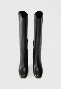 Juodos odinės iki kelių botai su lygiu paviršiumi, kvadratiniu pirštu ir šoniniu užtrauktuku. Dizainas yra paprastas ir elegantiškas.