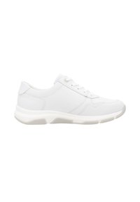Chaussure de sport blanche avec un dessus en cuir lisse, un embout arrondi, un laçage à l'avant et une semelle rembourrée présentant une légère élévation au talon.