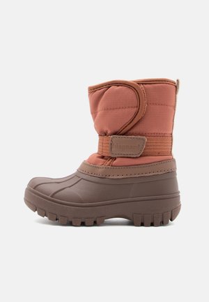 Botte d’hiver imperméable pour enfant, marron et rouille, avec une semelle épaisse à crampons et une fermeture réglable à scratch sur le côté.