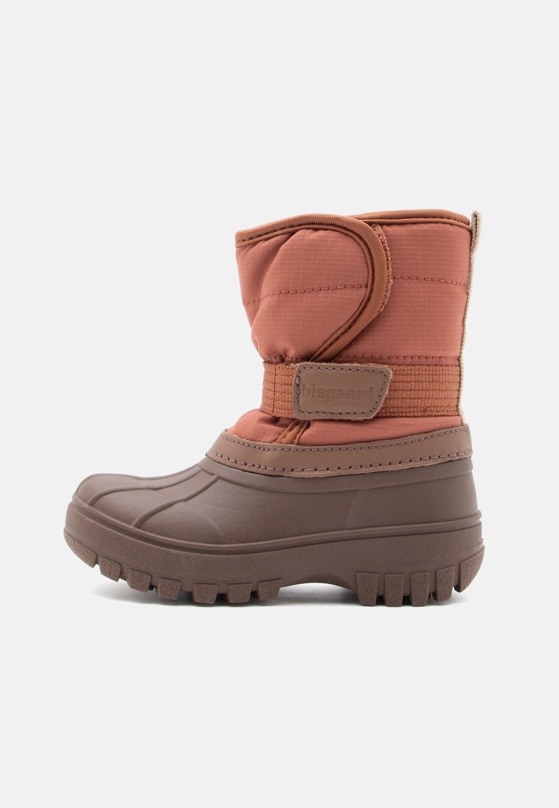 Botte d’hiver imperméable pour enfant, marron et rouille, avec une semelle épaisse à crampons et une fermeture réglable à scratch sur le côté.