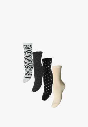Fire par sokker: ét med zebramønster, ét tekstureret sort par, én sort sok med hvide polkaprikker og én ensfarvet beige sok.