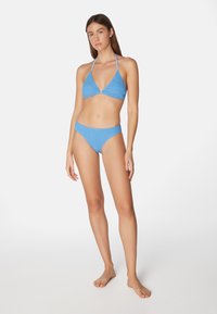 Blå ribbade bikini med triangeltopp med tunna band och högmidjade underdelar. Materialet verkar texturerat och elastiskt.