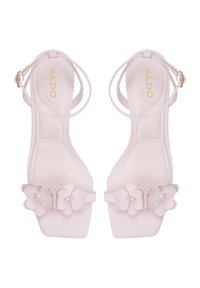 Sandalias de tacón alto rosas con una textura suave, que presentan un diseño con tiras y dos adornos florales en la tira del dedo. Tacón de forma cuadrada.