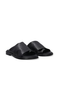 Sandales slide en cuir noir avec une large bride croisée et un design à bout ouvert, dotées d'une semelle en caoutchouc plate et d'une texture lisse.