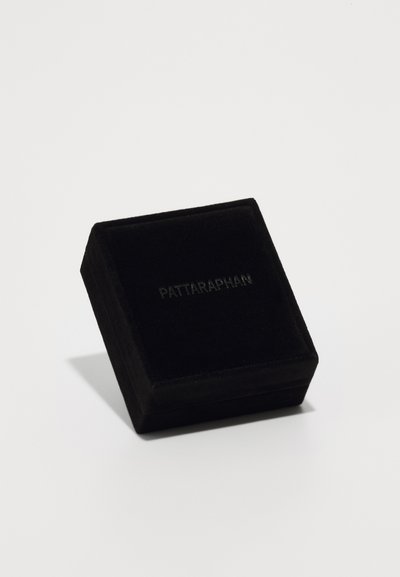 Boîte carrée en velours noir avec une texture lisse ; embossée "PATTARAPHAN" sur le couvercle ; design compact adapté pour des bijoux ou de petits objets.