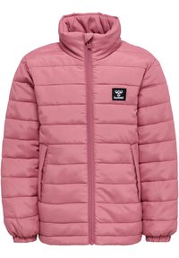 Padded jacket w kolorze jasnoróżowym z wysokim kołnierzem, zamkiem błyskawicznym z przodu i naszywką z logo. Posiada pikowaną strukturę i elastyczne mankiety.