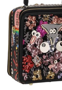 Geantă de mână neagră cu paiete, cu modele florale colorate și accente metalice. Are autocolante cu frazele "NU" și "Da!" și un design texturat.