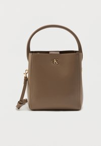 Καφέ συνθετική τσάντα χεριού με σχεδιασμό δομής, διαθέτει κοντό χερούλι, αποσπώμενο λουρί ώμου και χρυσή λεπτομέρεια λογότυπου.