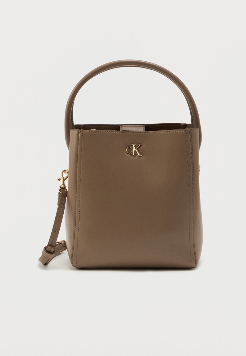 Καφέ συνθετική τσάντα χεριού με σχεδιασμό δομής, διαθέτει κοντό χερούλι, αποσπώμενο λουρί ώμου και χρυσή λεπτομέρεια λογότυπου.