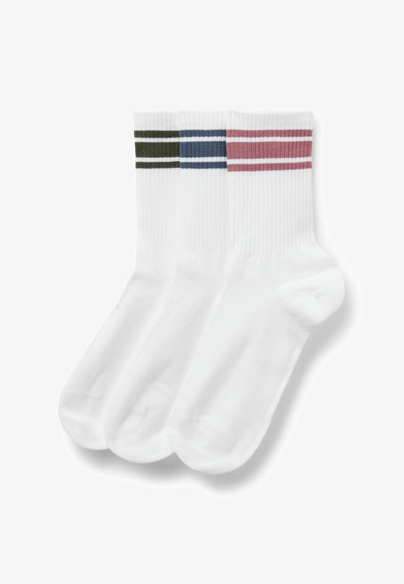 Tři páry bílých ponožek s dvojitými barevnými pruhy – zeleným, modrým a růžovým – na horním lemu, vedle sebe uspořádané.