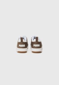 Brune sneakers med hvide detaljer, gummisål, to bageste trækstropper og stort hvidt Puma-logo på hælen. Glat syntetisk materiale.