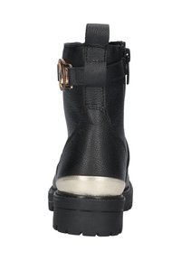 Botín de cuero negro hasta el tobillo con un acabado texturizado, acento plateado en el tacón, cremallera lateral y detalle decorativo de hebilla.