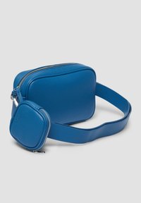 Blaues Leder-Crossbody-Bag mit rechteckiger Form, Reißverschluss, und einem angebrachten kleinen Beutel. Strukturiere Oberfläche mit einem breiten Riemen.