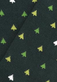 Tejido de punto en verde oscuro con pequeños patrones de árboles bordados en verde, amarillo y blanco. Textura suave con un diseño sutil.
