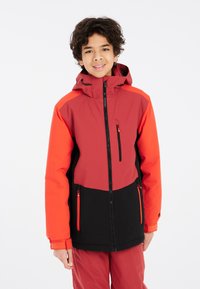 Kinderschneejacke in rot-schwarzer Farbgestaltung, mit Kapuze, Reißverschlusstaschen und kontrastierenden Schulterakzenten. Aus wetterfestem Material gefertigt.