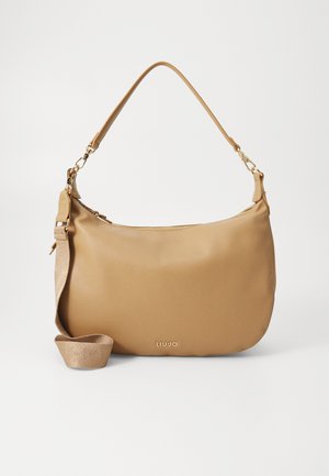 Sac à épaule en cuir tan avec une texture lisse, une bandoulière réglable et des accessoires en or. Présente un logo embossé à l'avant.