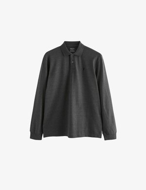 Sötétszürke, hosszú ujjú pólóing, puha anyagból, gallérral, három gombbal és egy kis fekete logóval a bal mellrészen.