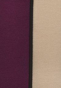 Gebreide stofstaal met drie kleuren: diep paars, beige en zwart. Elk gedeelte toont een duidelijke ribbelstructuur en naaddetails.