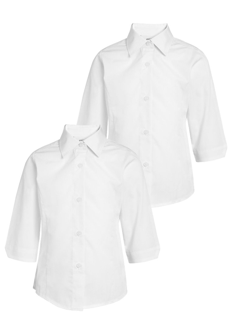 Camicia bianca con maniche lunghe, colletto classico, taglio dritto e chiusura con bottoni frontali. Due camicie esposte a strati.